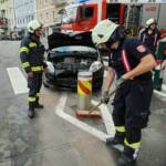 PKW gegen Poller - Öleinsatz in Bad Ischl