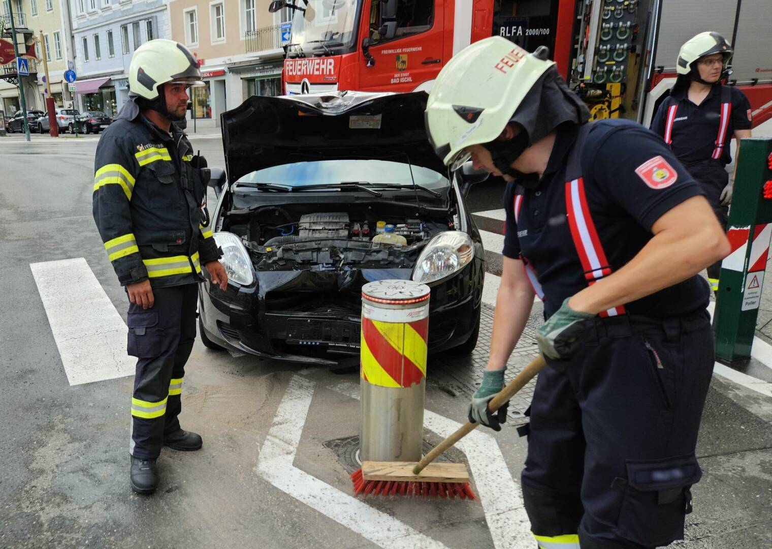 HFW Bad Ischl: PKW gegen Poller – Öleinsatz in Bad Ischl