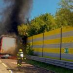 Sattelzug auf Westautobahn in Vollbrand