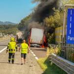 Sattelzug auf Westautobahn in Vollbrand