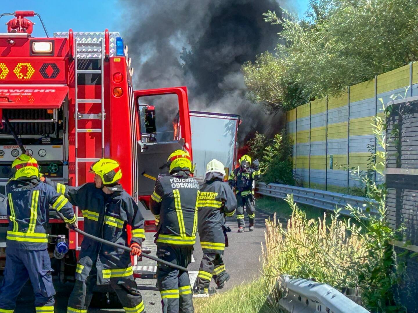 AFKDO Mondsee: Sattelzug auf Westautobahn in Vollbrand
