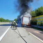 Sattelzug auf Westautobahn in Vollbrand