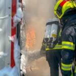 Sattelzug auf Westautobahn in Vollbrand
