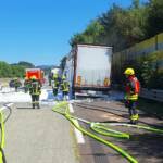 Sattelzug auf Westautobahn in Vollbrand