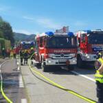 Sattelzug auf Westautobahn in Vollbrand