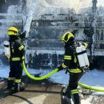 Sattelzug auf Westautobahn in Vollbrand