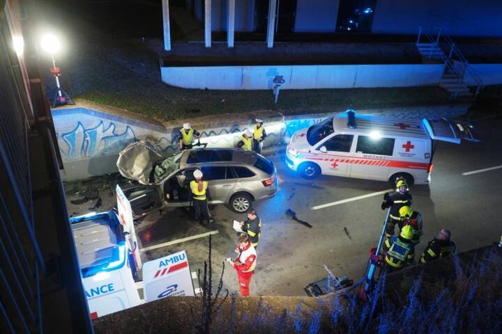 FF Biedermannsdorf: Unfall – PKW durchbricht Leitschiene