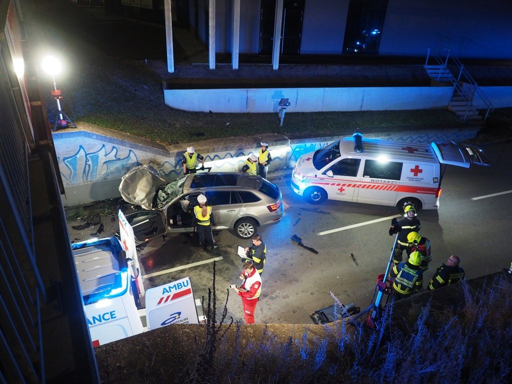 FF Biedermannsdorf: Unfall – PKW durchbricht Leitschiene