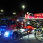 Verkehrsunfall - PKW durchbricht Leitschiene