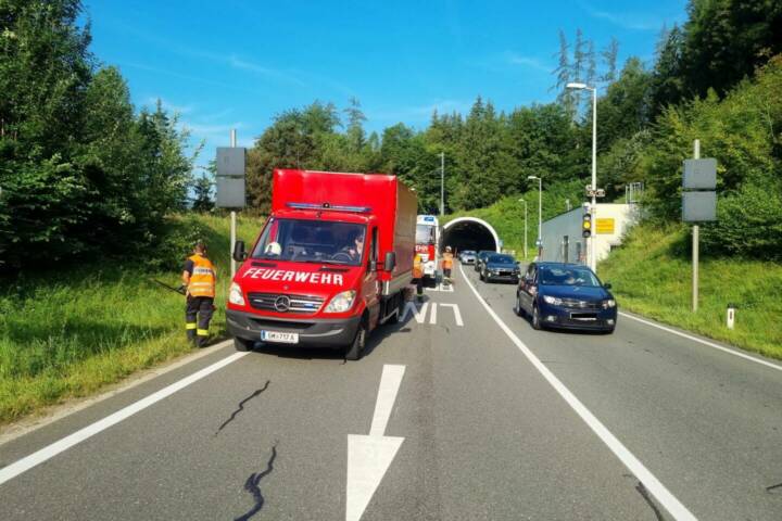 HFW Bad Ischl: Ölspur sorgt für Verkehrsbehinderungen