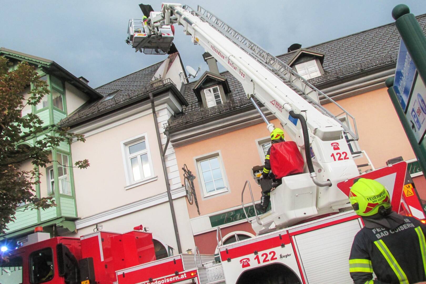FF Bad Goisern: Dachsicherung – Blechteile drohen abzustürzen
