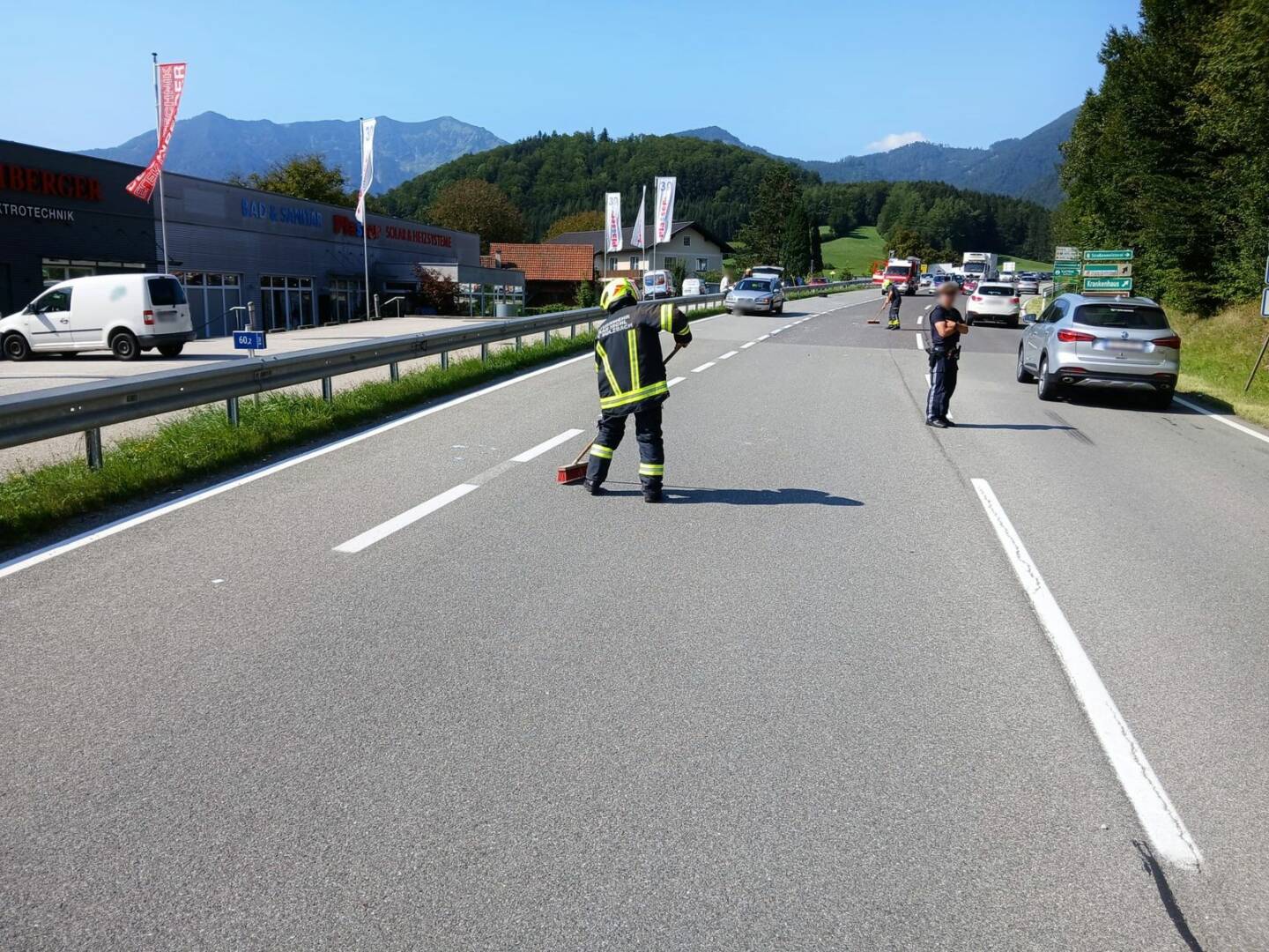 HFW Bad Ischl: Altglas auf Fahrbahn verstreut