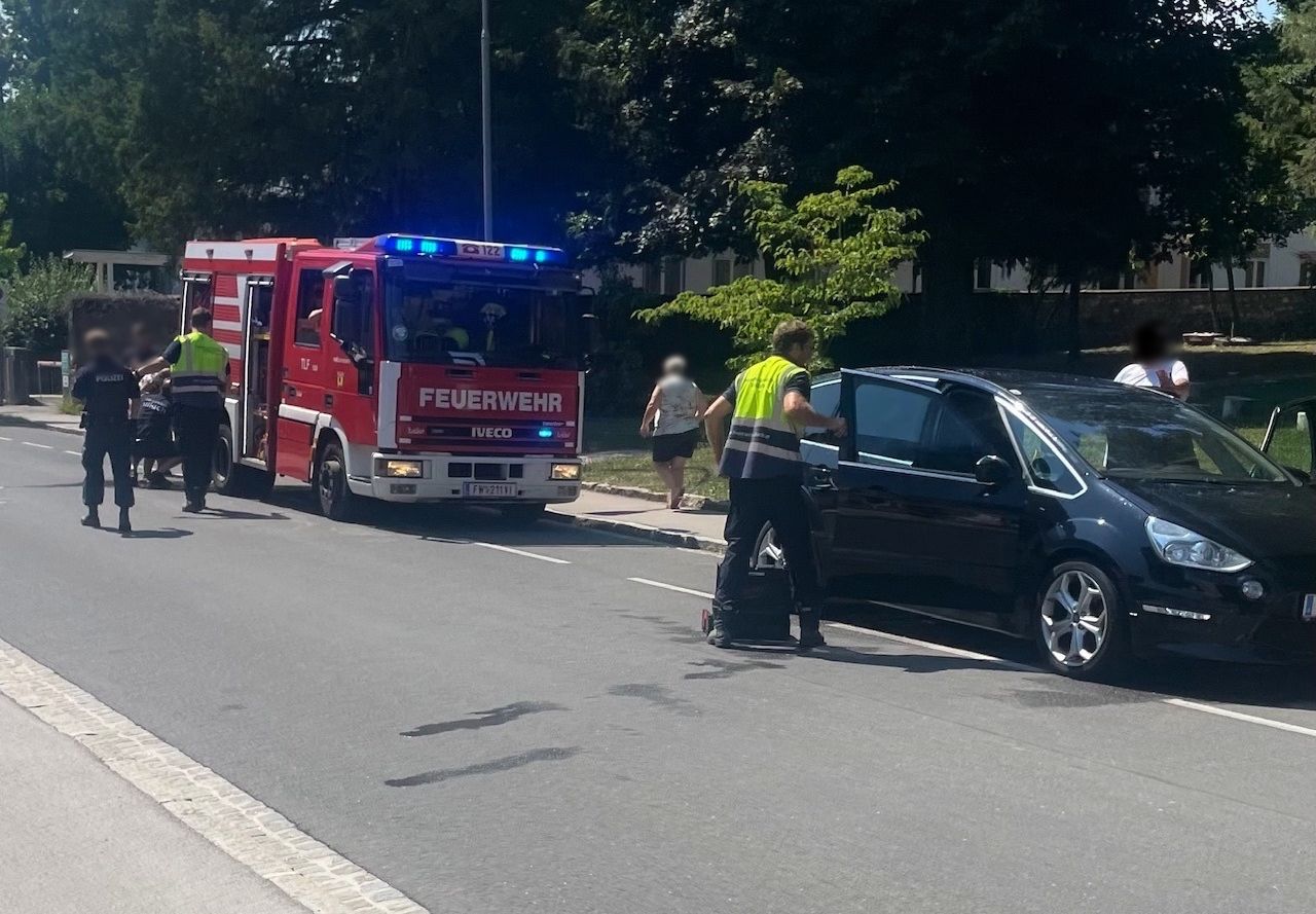 HFW Villach: Kleinkind aus versperrtem Auto befreit