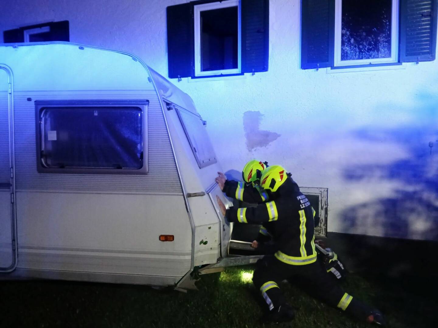 HFW Bad Ischl: Anhängerbergung – Wohnwagen in Wohnhaus