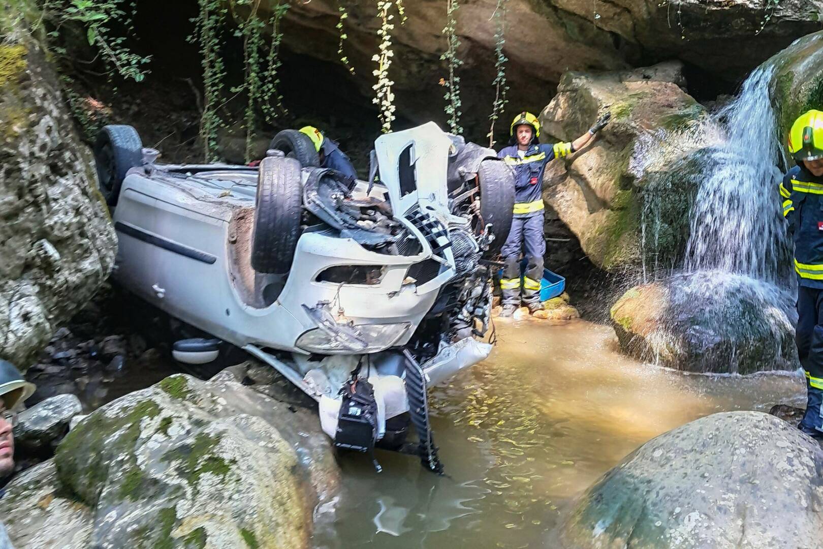 FF Bad Goisern: Lenker mit PKW in Bach gestürzt