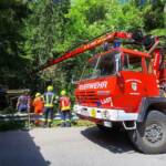 Lenker mit PKW in Bach gestürzt