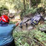 Lenker mit PKW in Bach gestürzt