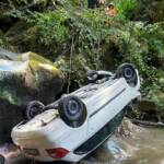 Lenker mit PKW in Bach gestürzt