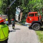 Lenker mit PKW in Bach gestürzt