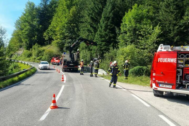 HFW Bad Ischl: Motorradfahrer stürzt in Bach
