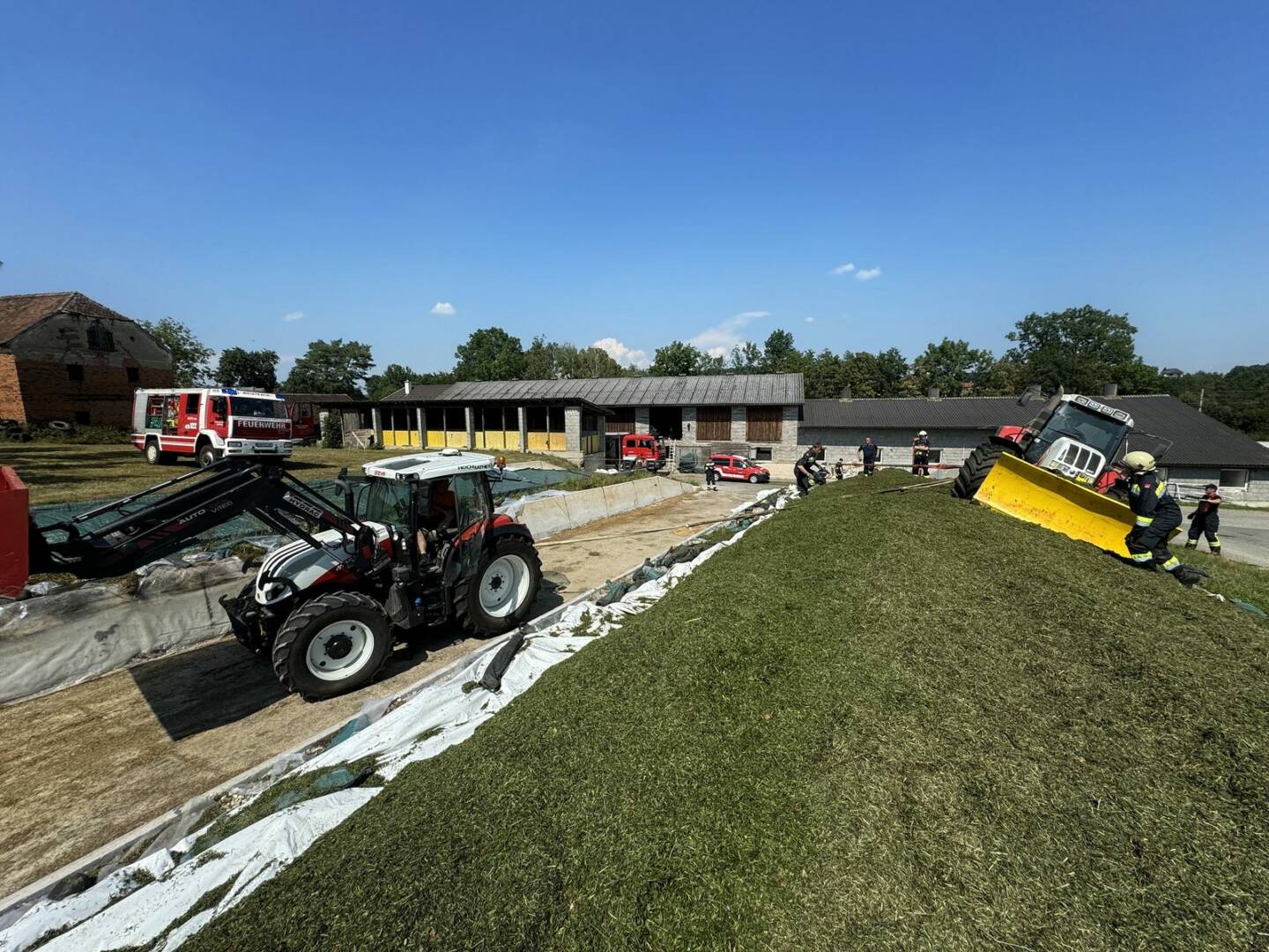 FF Weistrach: Traktorbergung auf Fahrsilo