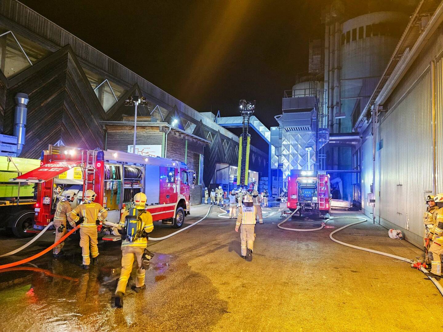 BFV Schwaz: Staubexplosion – Brennende Lagersilos in Jenbach