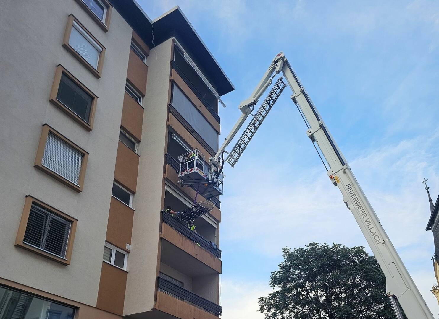HFW Villach: Menschenrettung mittels Schwerlasttrage