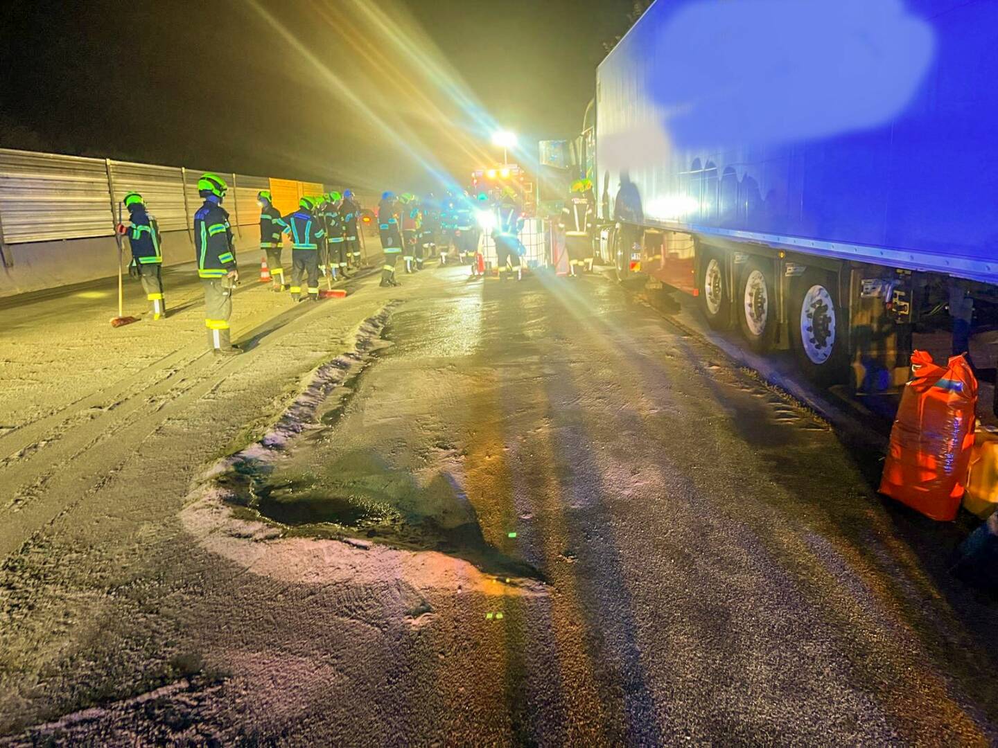 AFKDO Mondsee: Diesel flutet die A1 bei Oberwang