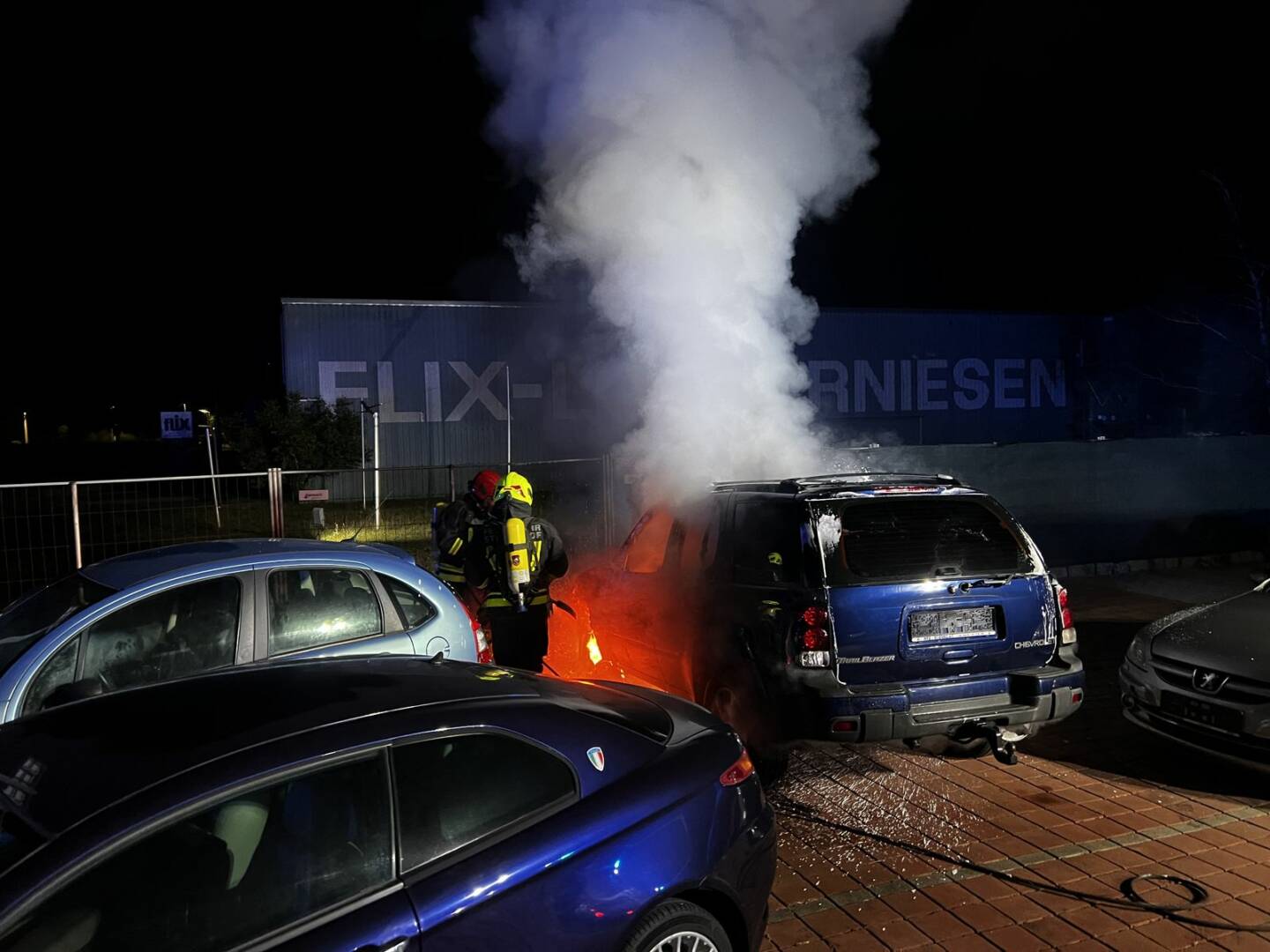 FF Strasshof a.d. Nordbahn: Fahrzeugbrand bei Autohändler