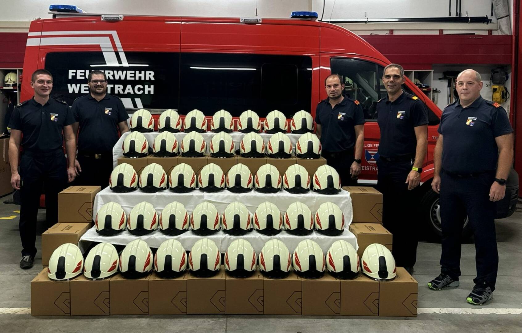 FF Weistrach: 40 neue Einsatzhelme für die Florianis