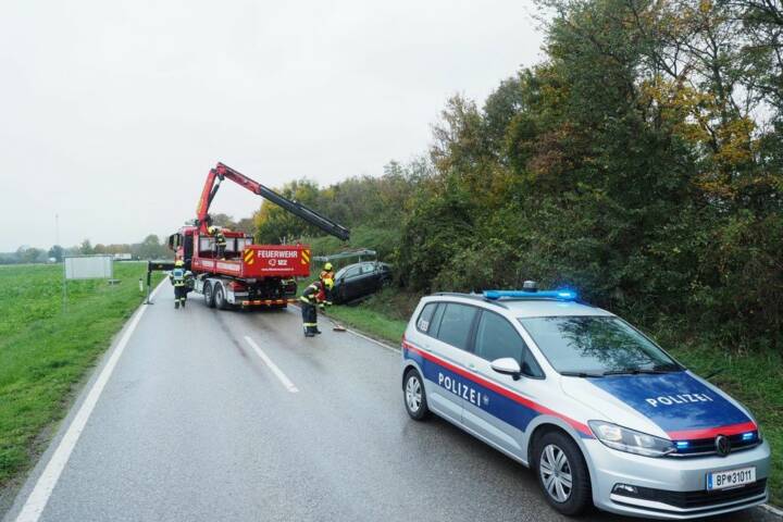 PKW gegen Böschung geschleudert