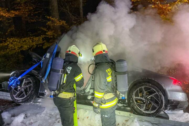 AFKDO Mondsee: Schwerer Crash – E-Auto brennt nach Unfall