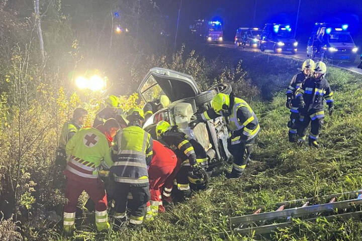HFW Villach: Fahrzeugüberschlag mit eingeklemmter Person