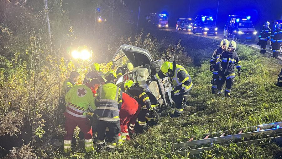 HFW Villach: Fahrzeugüberschlag mit eingeklemmter Person