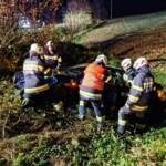 E-PKW touchierte Strommast