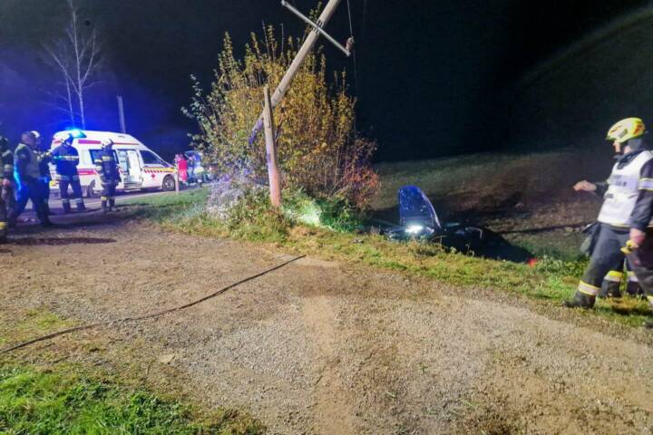 FF St. Stefan/R: E-PKW touchierte Strommast