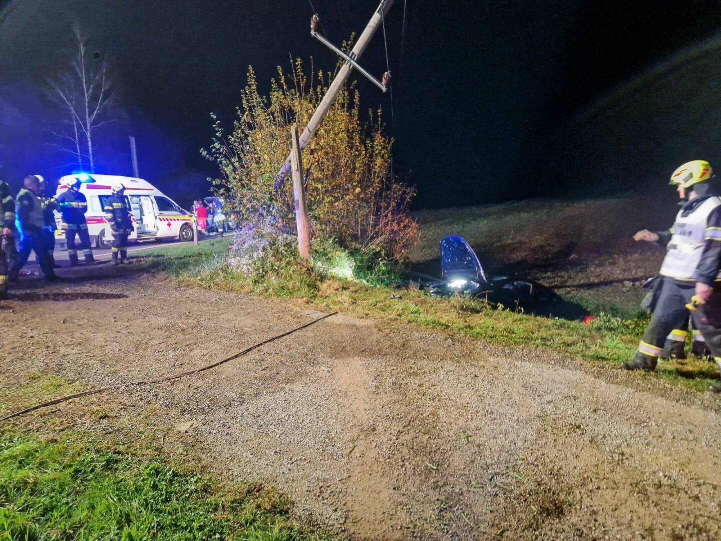 FF St. Stefan/R: E-PKW touchierte Strommast