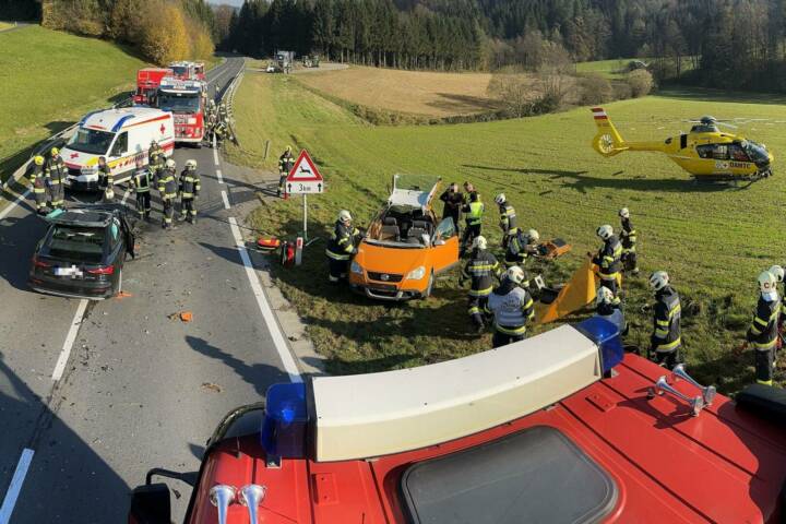 BFVDL: Verkehrsunfall mit zwei eingeklemmten Personen auf der B76