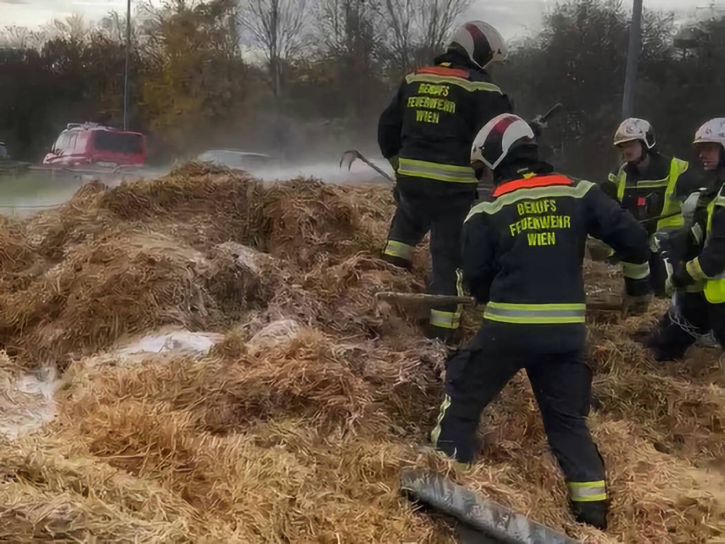 BF Wien: Brand LKW-Anhänger auf Donauuferautobahn