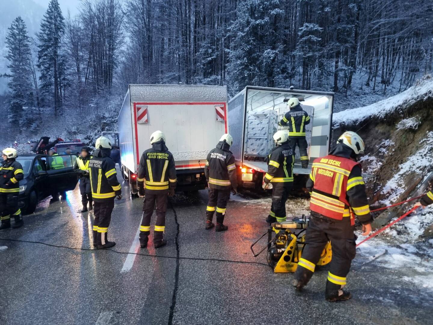 HFW Bad Ischl: PKW kollidiert mit LKW im Weißenbachtal