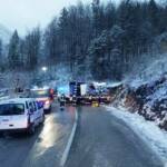 PKW kollidiert mit LKW im Weißenbachtal