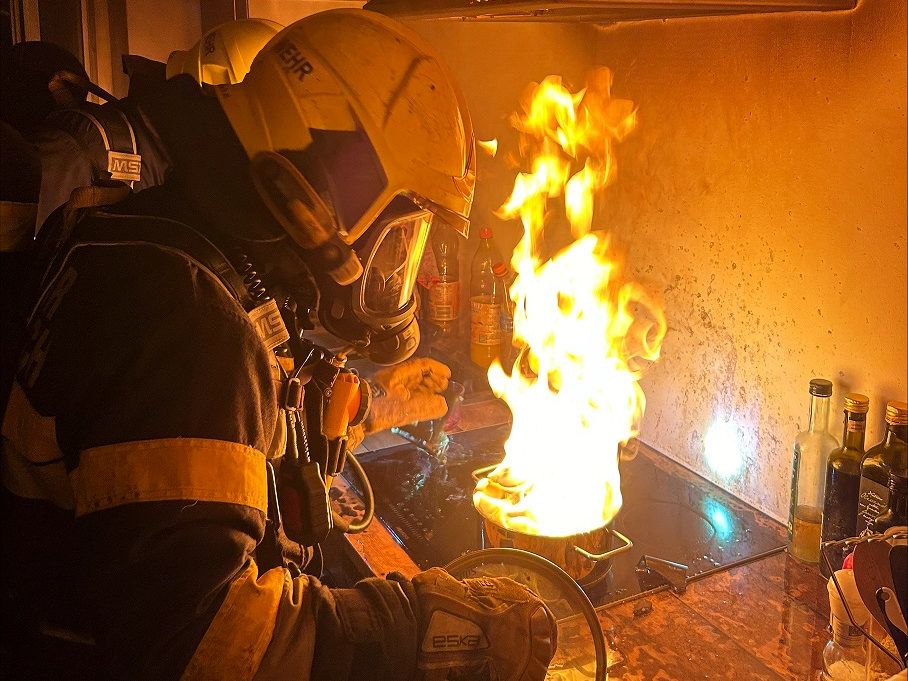 HFW Villach: Brand in einer Küche in Villach – 1 Person verletzt