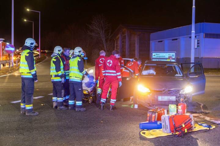 FF Krems: Verkehrsunfall mit Menschenrettung im Abendverkehr