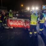 Verkehrsunfall mit Menschenrettung im Abendverkehr