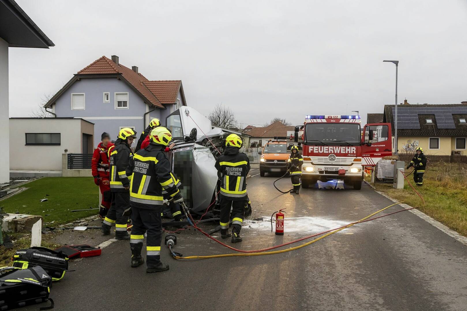 BFK Krems: Menschenrettung – Verkehrsunfall in Stratzing