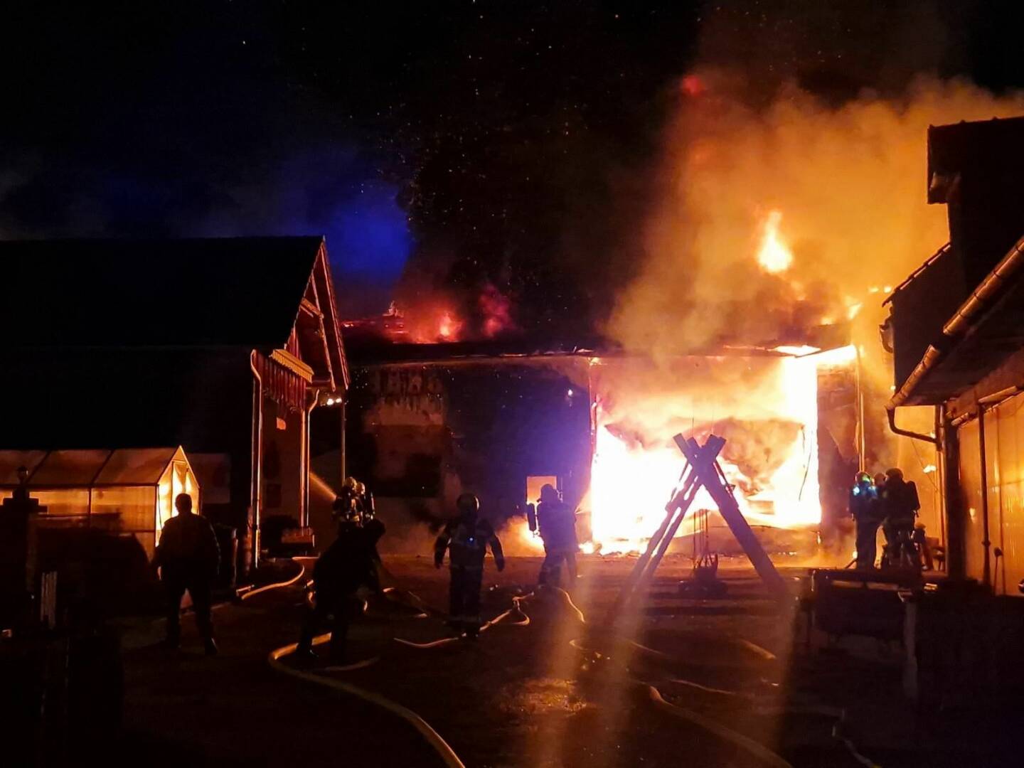 BFKDO Wiener Neustadt: Vollbrand einer Maschinenhalle