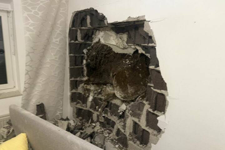FF Frankenmarkt: Wurzelstock durchschlägt Hausmauer