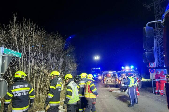 FF Kobenz: Verkehrsunfall – PKW landet im Bach
