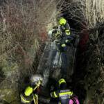 Verkehrsunfall - PKW landet im Bach