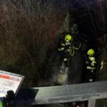 Verkehrsunfall - PKW landet im Bach